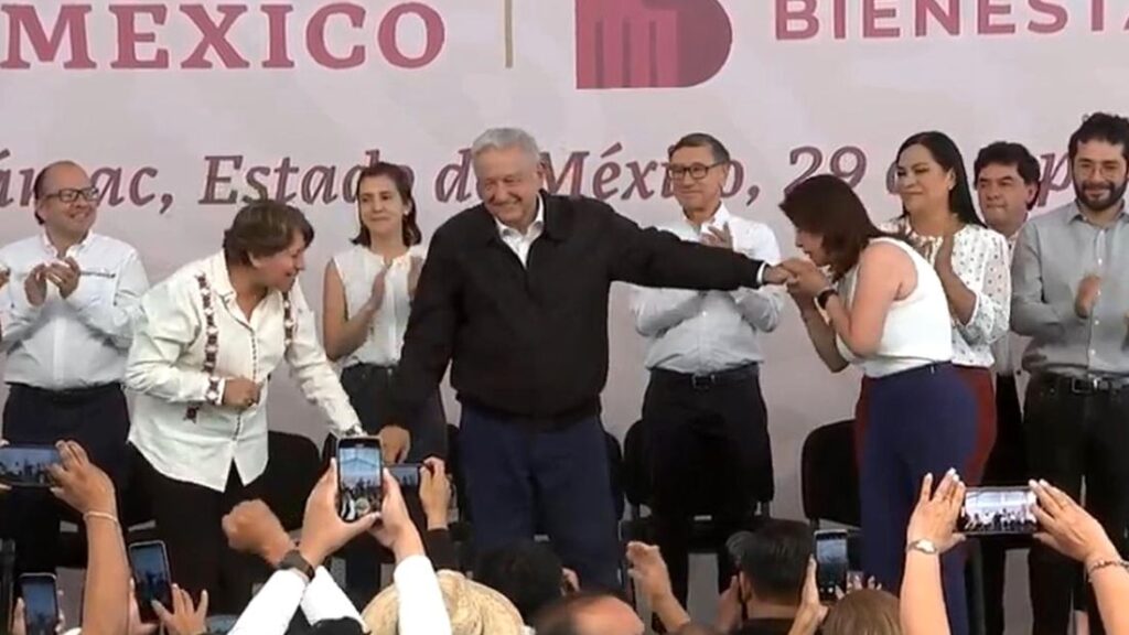 Alcaldesa de Tecámac besa la mano de AMLO en gira de programas sociales en Edomex