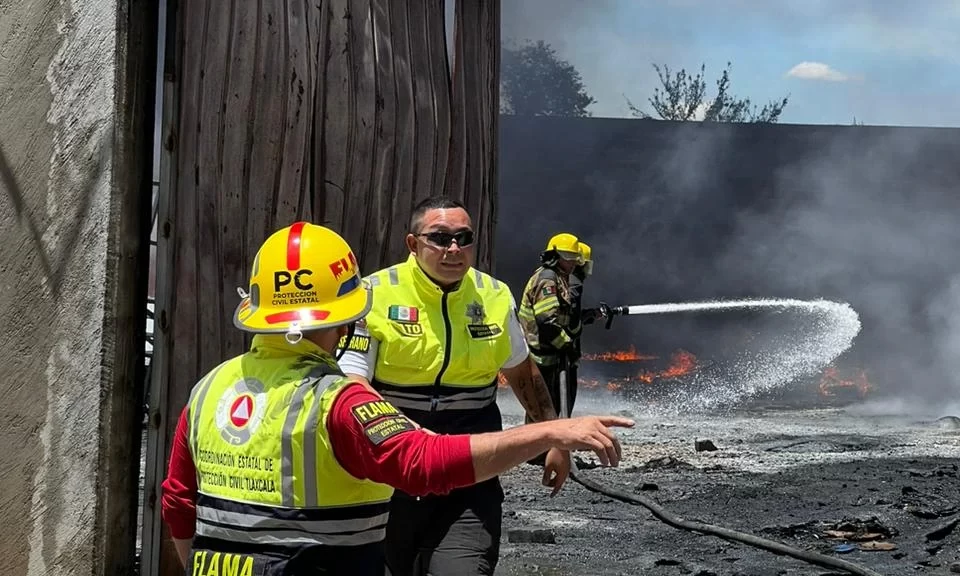 Atendió Coordinación Estatal De Protección Civil Incendio En Fábrica De Tinacos