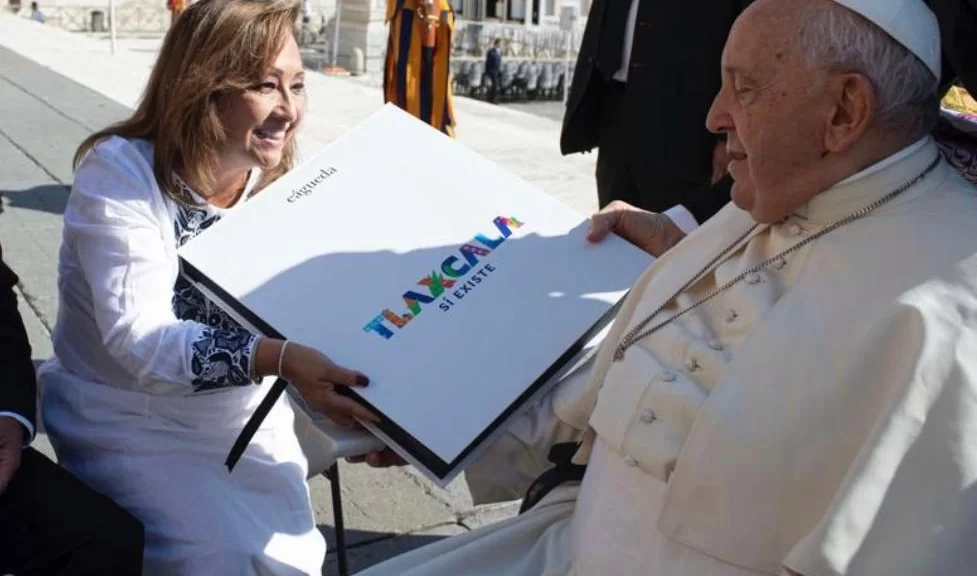 Entrega Gobernadora Lorena Cuéllar El Libro “Tlaxcala Sí Existe” Al Papa Francisco