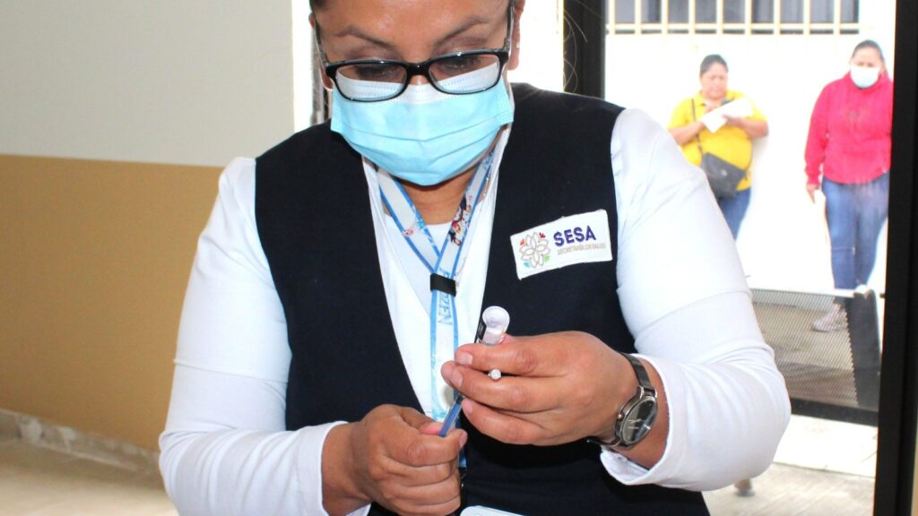 Baja la aplicación de vacunas contra Influenza, Covid y Neumococo