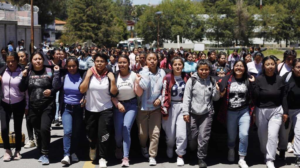 Normalistas salen a las calles, pero no presentan a medios totalidad de pliego petitorio