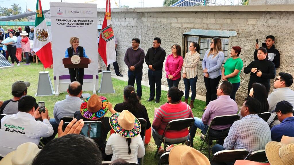 INICIÓ GOBERNADORA Y SECRETARÍA DE BIENESTAR ESTATAL PROGRAMA DE “CALENTADORES SOLARES” EN HUEYOTLIPAN