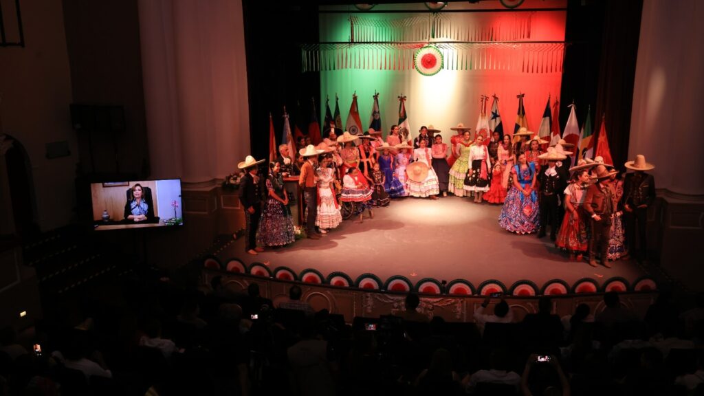 PRESENTAN TERCERA MUESTRA DE VESTIDOS Y ATUENDOS DE DAMAS CHARRAS