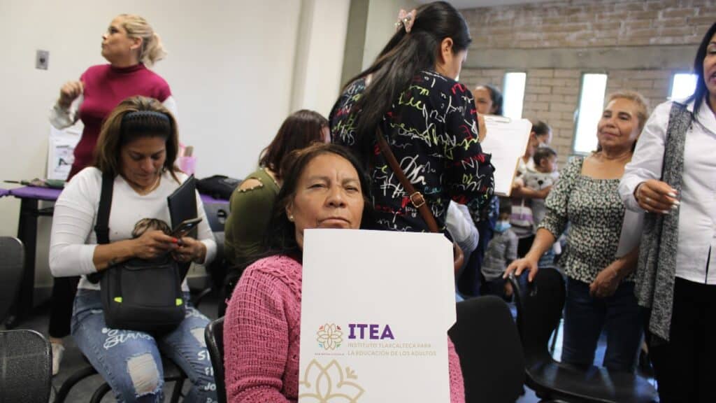 Mujeres Buscan Salir Del Rezago Educativo: Inegi