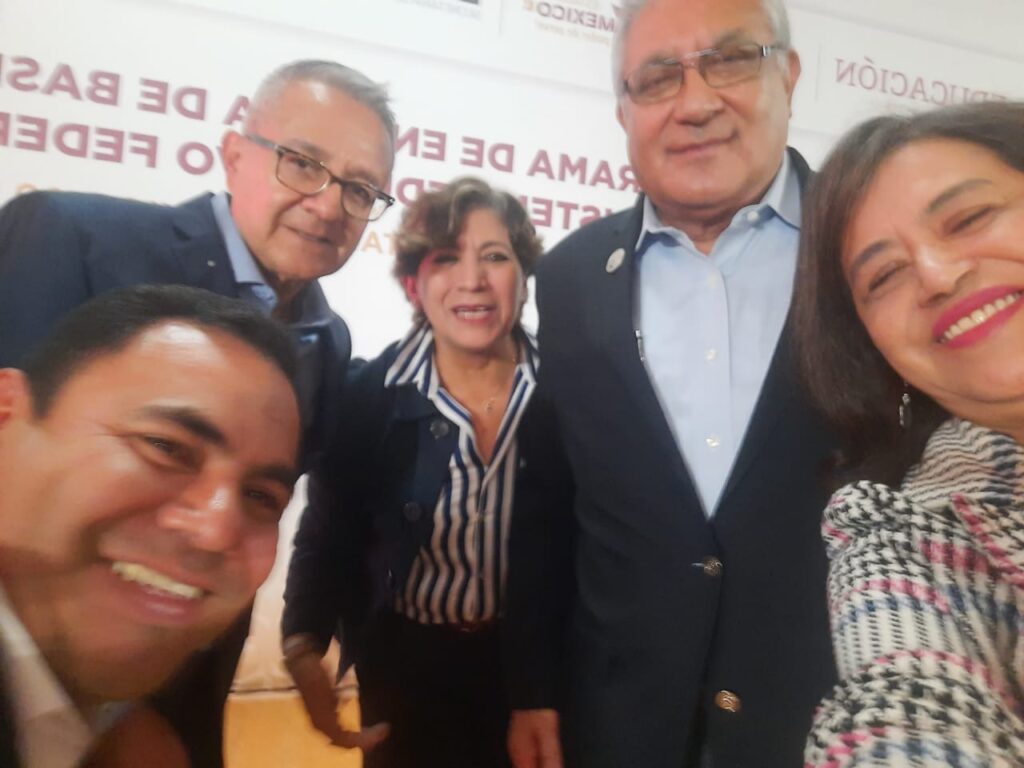 Oscar Flores, Delfina Gómez y Alfonso Cepeda entre miembros del magisterio del Estado de México 