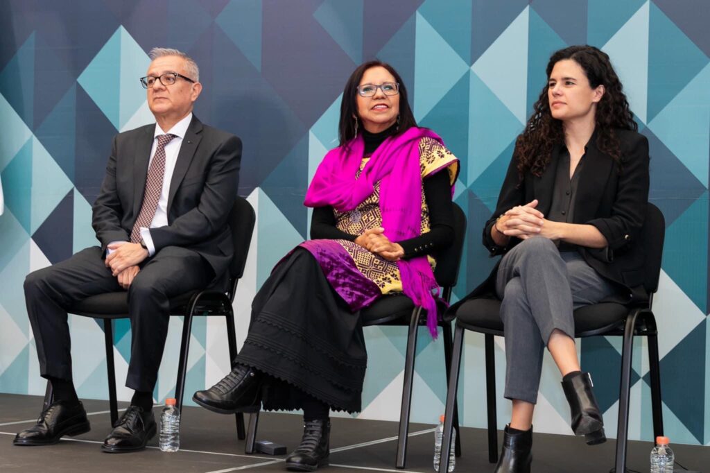 En la gráfica: Oscar Flores Jiménez, titular de la Unidad de Administración y Finanzas; Leticia Ramírez Amaya, secretaria de educación y Luisa María Alcalde Luján, secretaria de Gobernación.