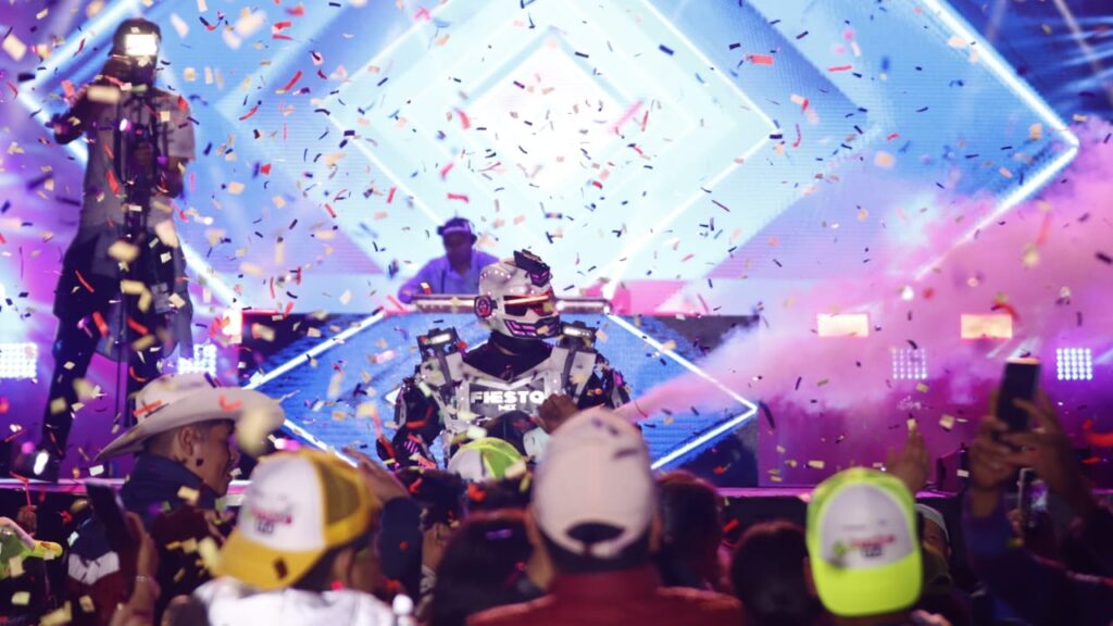Teatro del pueblo de “Tlaxcala, la Feria de Ferias 2023” se inundó de música electrónica y K-POP