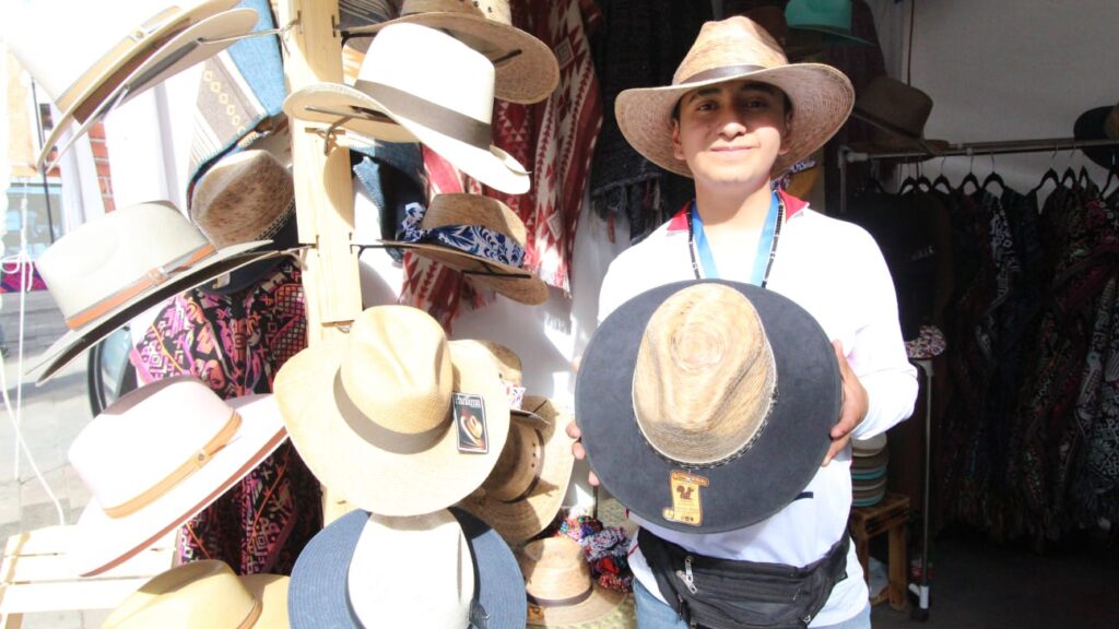 Adquieren Extranjeros Productos Artesanales De Tlaxcala En El Mundial De Voleibol