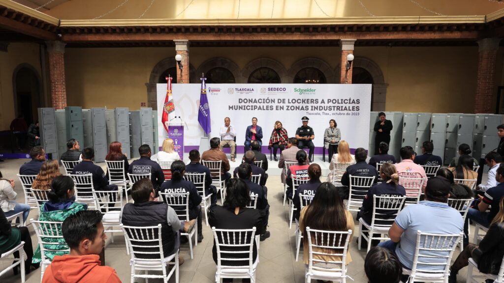 Atestigua Gobernadora Entrega De Lockers A Policías Municipales