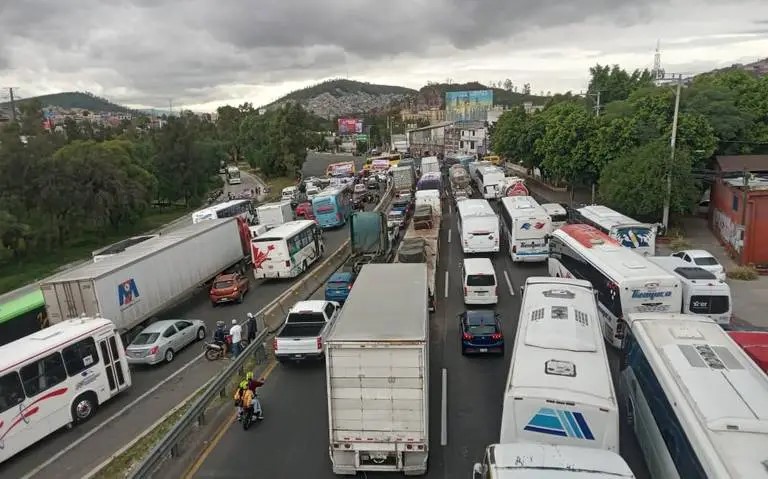 ¡Cumplen amenaza! Transportistas bloquean importantes vialidades del Valle de México