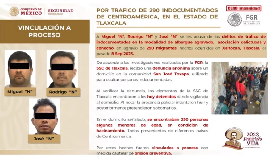 Exhiben a polleros detenidos en Tlaxcala, durante mañanera de AMLO