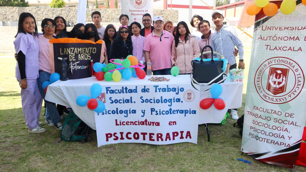 Efectuó UATx octavo foro de autorrealización y feria de valores