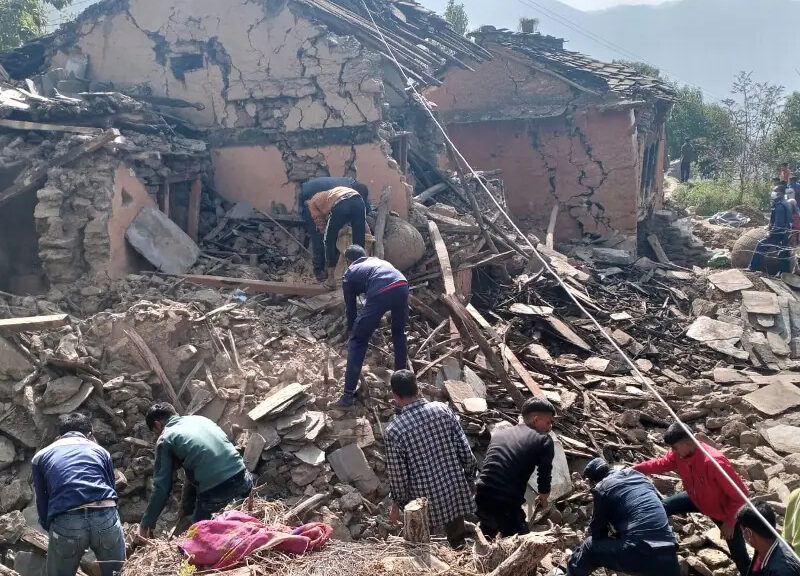 Un mortífero terremoto sacude Nepal, dejando un saldo de más de 157 muertos y construcciones destruidas