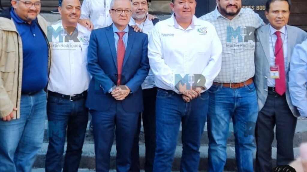 En la gráfica: Oscar Flores Jiménez y miembros del Cecyte-Emsad al interior de la SEP federal
