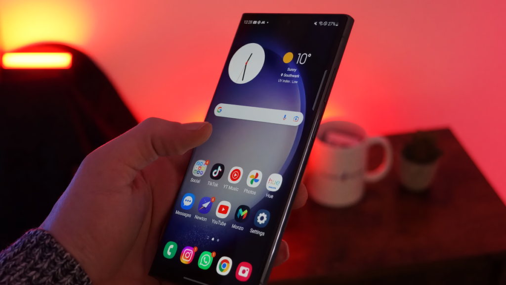 Samsung se une a la batalla contra Elon Musk, OpenAI y Google: lanzará su propia Inteligencia Artificial para traducir llamadas en tiempo real