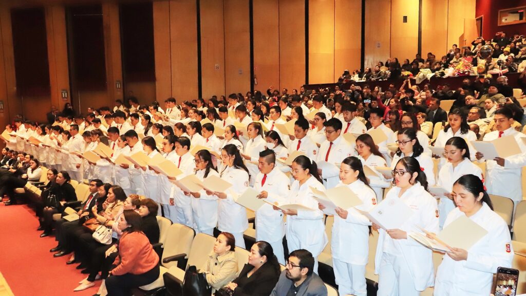 Graduó UATx a médicos cirujanos