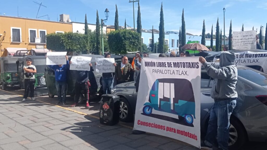 Se manifiestan mototaxis frente al Congreso; piden regulación del servicio en Ley de Movilidad