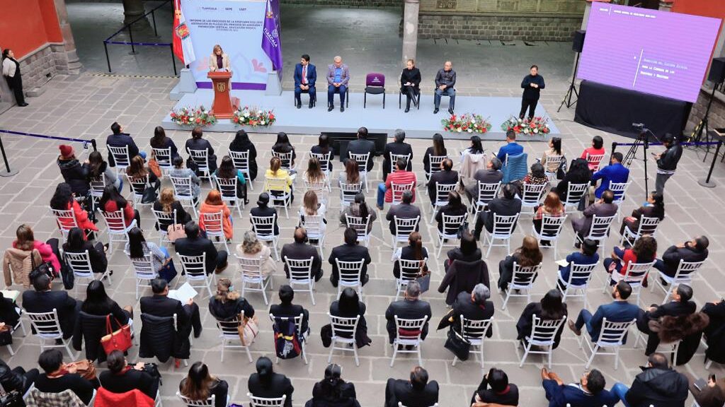 ENTREGÓ GOBERNADORA PLAZAS A DOCENTES DE NIVEL BÁSICO