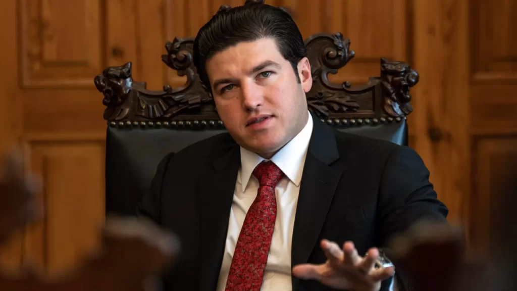 Juez ordena a Samuel García no separarse de su cargo ni salir de Nuevo León