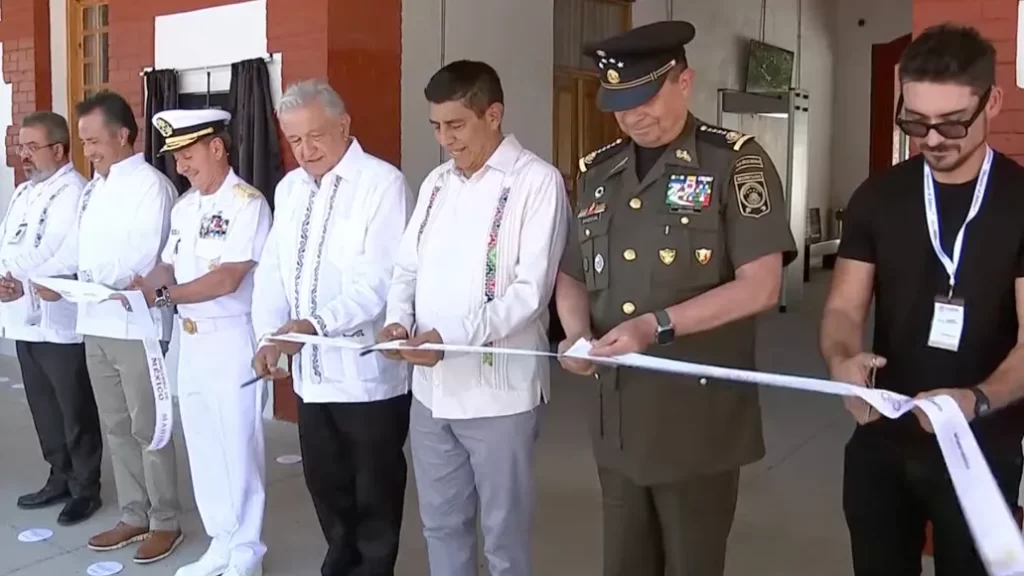 Abren ruta Istmo-Veracruz\ México tiene tren para pasar a los dos grandes océanos, destaca AMLO en Salina Cruz