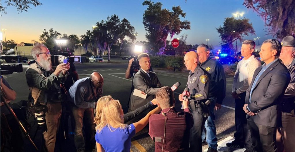 Tiroteo en centro comercial de Florida deja un herido y un muerto; el atacante logró escapar