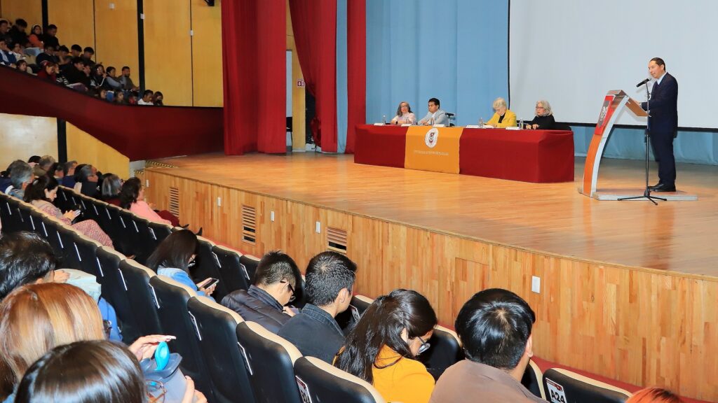Reflexionan en UATx acerca de la construcción de paz