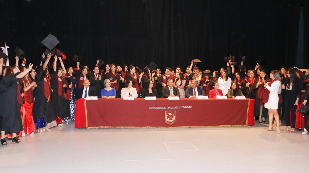 Culminan estudios en la UATx licenciados en Derecho