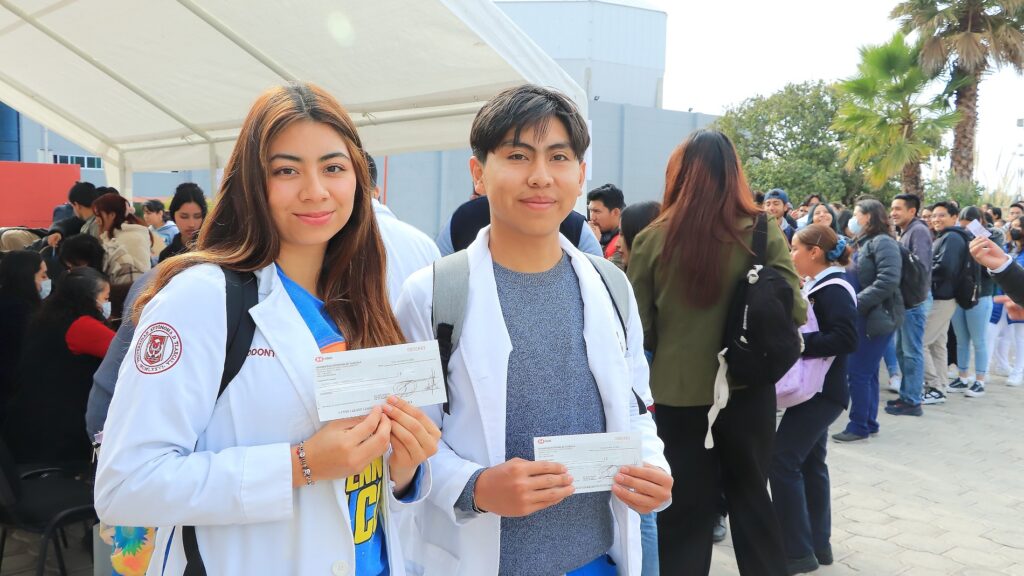 Entrega UATx estímulos económicos a estudiantes