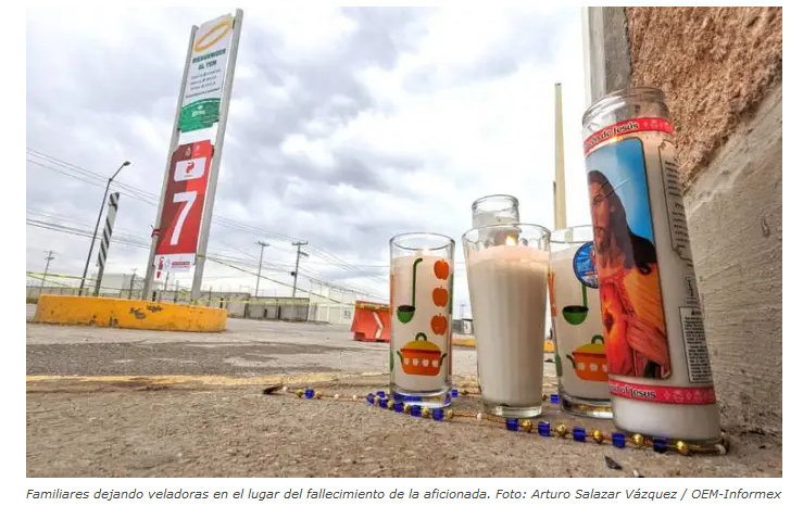 Familiares de aficionada de Rayados dejan veladoras en el lugar del incidente