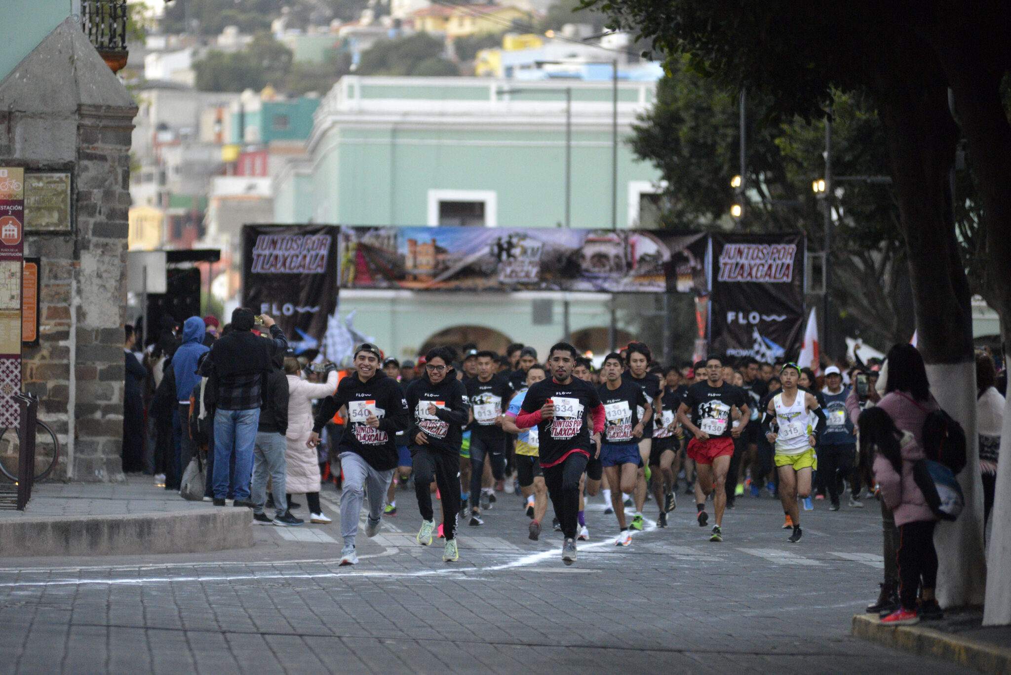 Más de un millar de corredores se dieron cita en el homenaje póstumo para Carlos Bremer, en Tlaxcala, a iniciativa de Oscar Flores Jiménez.