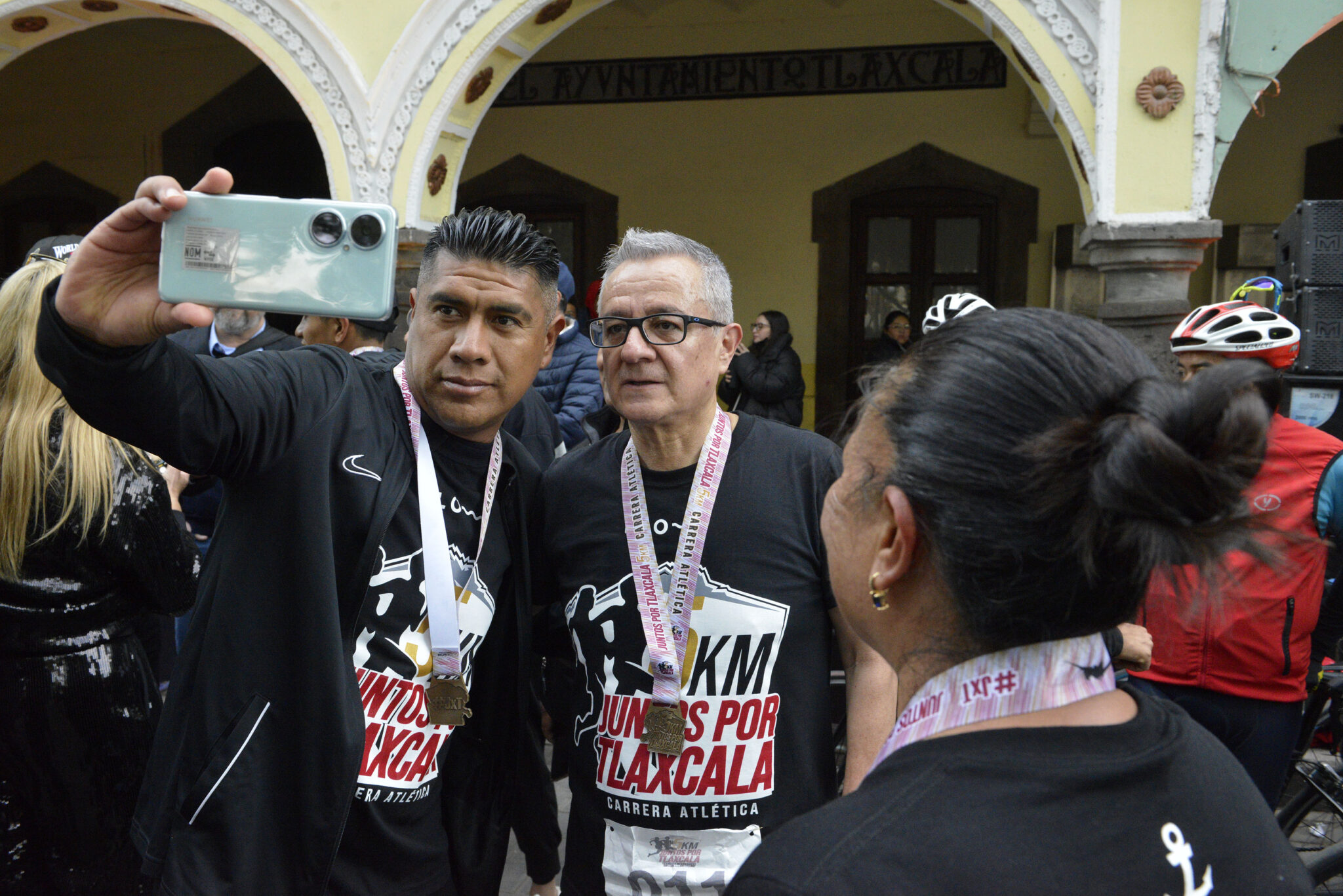 Oscar Flores Jiménez (al centro de la gráfica) se dejó querer por sus paisanos que buscaron la foto del recuerdo con uno de los hombres más cercanos al presidente Andrés Manuel López Obrador.