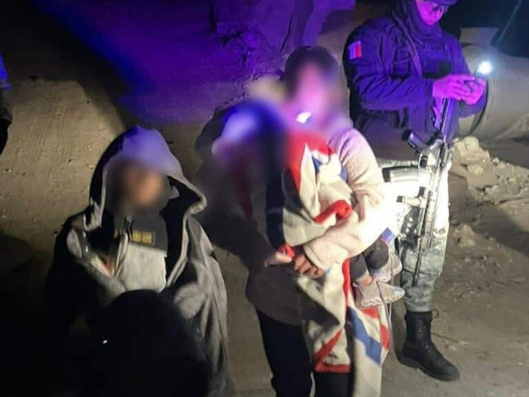El INM rescató a mujer y niños que fueron ABANDONADOS en el desierto de Mexicali