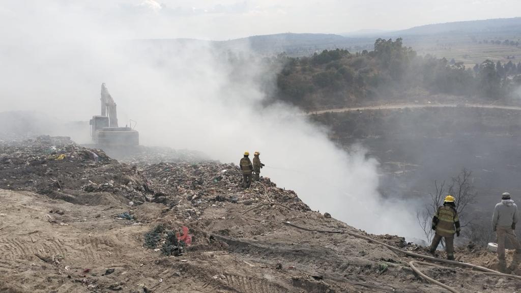 CONTINÚAN LABORES PARA SOFOCAR INCENDIO EN PANOTLA