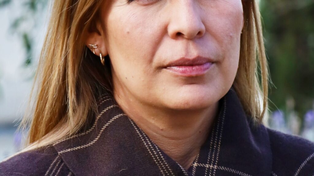 COMPROMISO, PASIÓN Y AMOR POR LA DOCENCIA CARACTERÍSTICAS DE DIANA ISIS FLORES