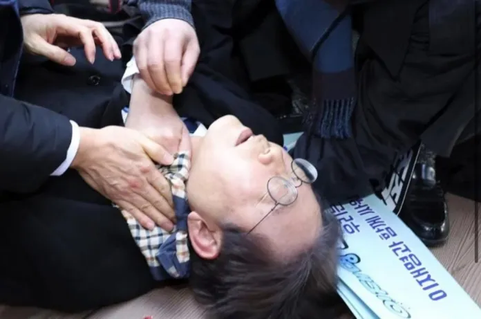 El líder de la oposición surcoreana es atacado y herido por un hombre no identificado