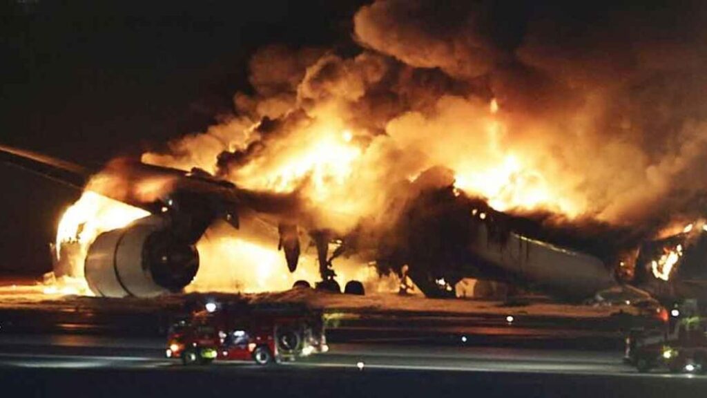 Avión se incendia en el aeropuerto Haneda de Japón: mueren 5 personas