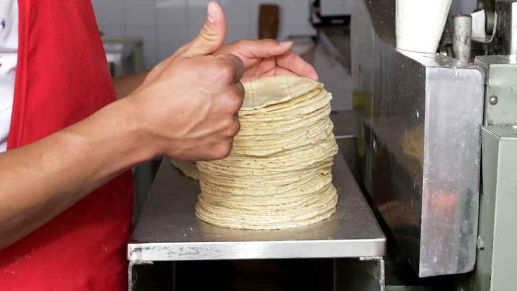 AMLO promete que el precio de la tortilla no aumentará en 2024
