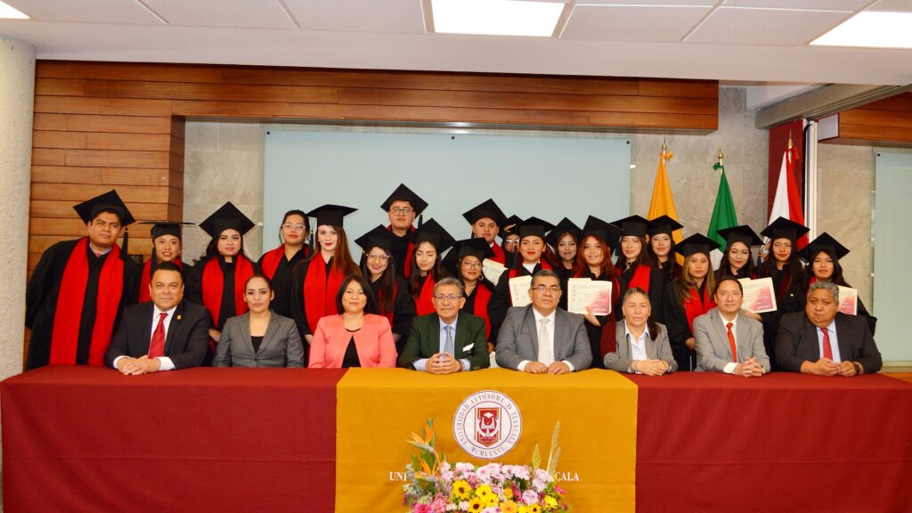 Egresaron estudiantes en Ciencias Políticas de la UATx