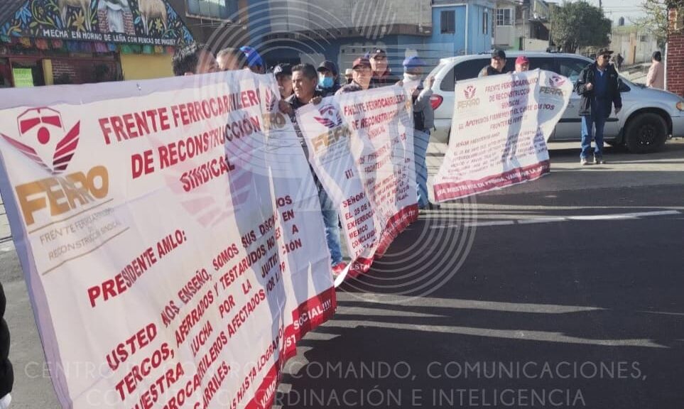 Ex ferrocarrileros cerraron la carretera federal a la altura de Calpulalpan