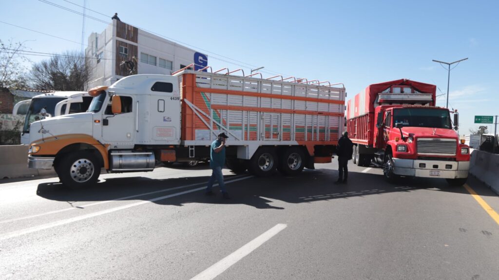Toman transportistas “La Y”; se espera que el bloqueo sea intermitente pero el flujo vehicular será lento