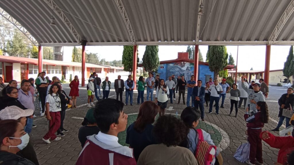 SE REÚNEN AUTORIDADES Y PADRES DE FAMILIA DE LA SECUNDARIA TÉCNICA 9 DE TZOMPANTEPEC