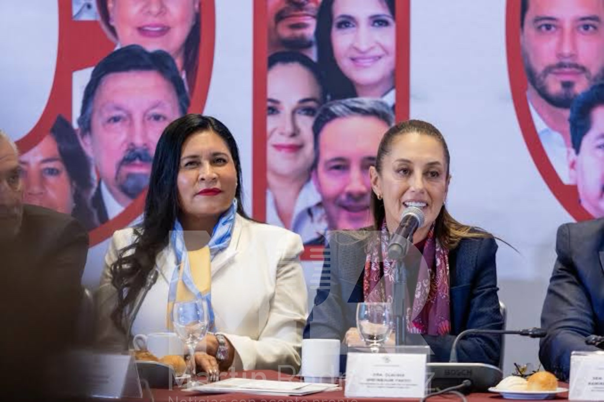 Ana Lilia Rivera Rivera se ha convertido en la primera tlaxcalteca en ocupar la presidencia de la mesa directiva del senado de la República y también será la primera en ocupar ese escaño por la vía de la elección consecutiva gracias a los resultados de las encuestas, modelo generado al interior del movimiento de regeneración nacional.