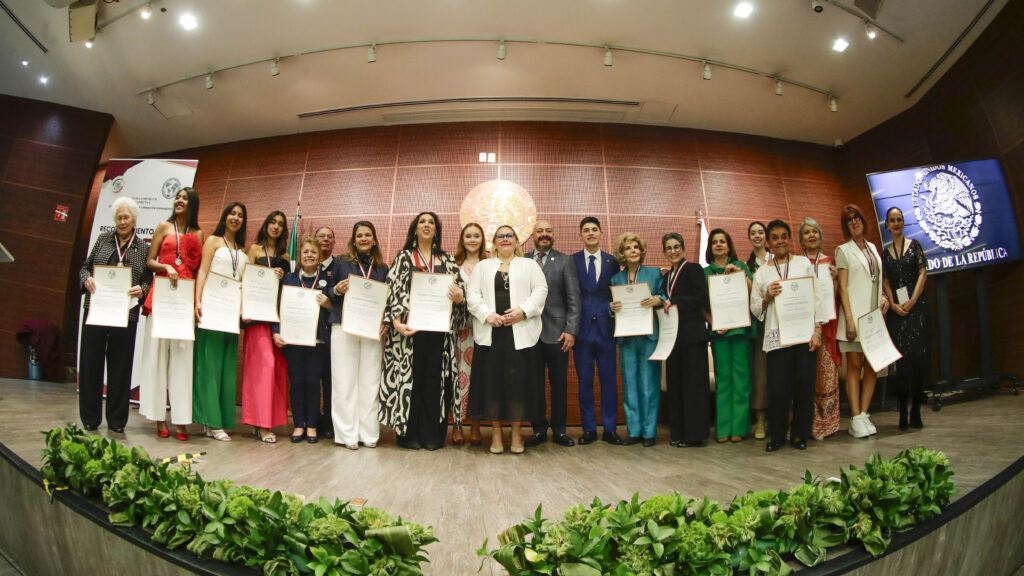Entregan en el Senado reconocimientos a mujeres destacadas en diversas actividades