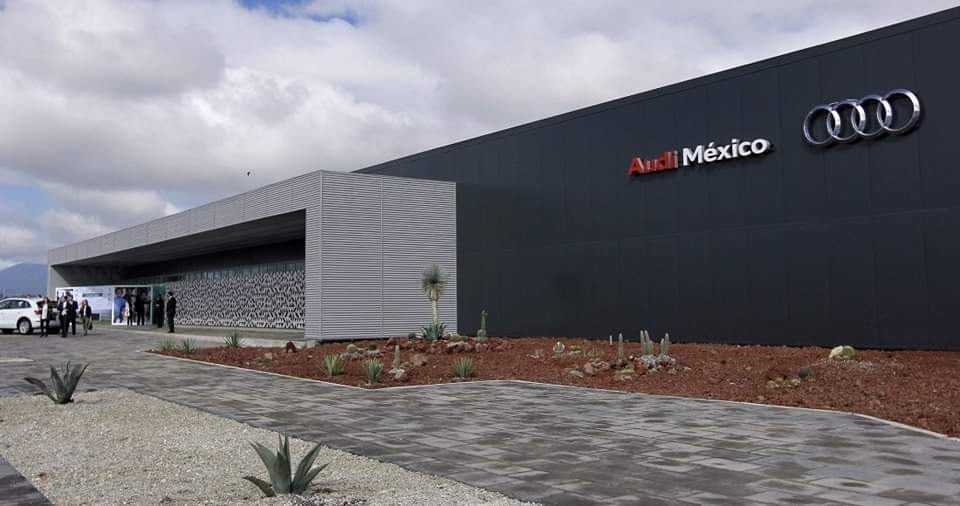 Fuentes al interior de #AudiPuebla confirman primer deceso por explosión