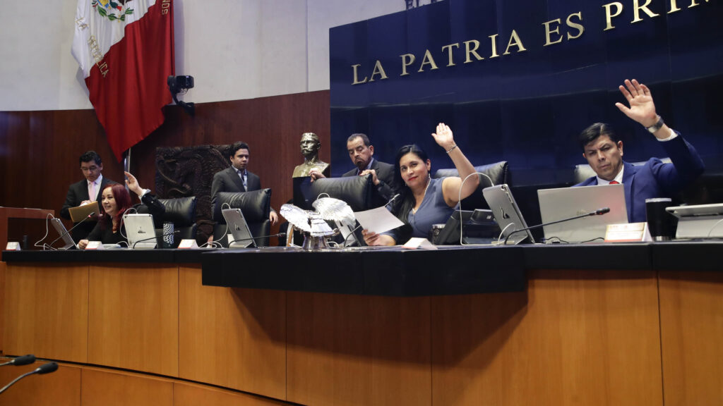 Aprueba Senado, en lo general, con 69 votos a favor y 42 en contra, reforma a Ley de Amparo