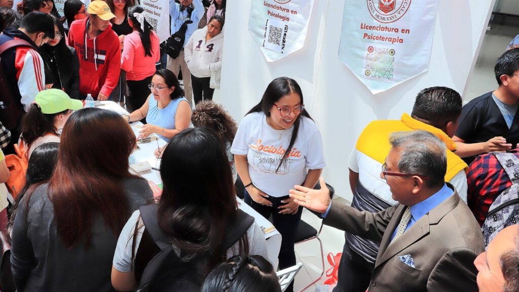 Realizó UATx tercera feria profesiográfica
