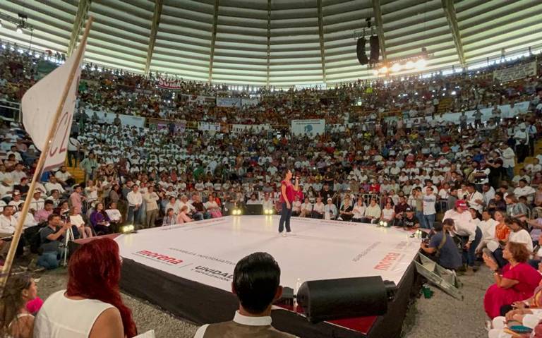 Claudia Sheinbaum recibe peticiones de seguridad, consignas de apoyo y canastas de frutas en Chiapas