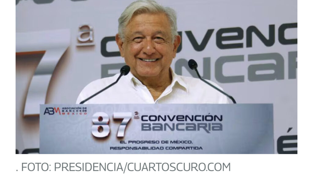 “Gracias de todo corazón”: AMLO se despide de banqueros entre aplausos