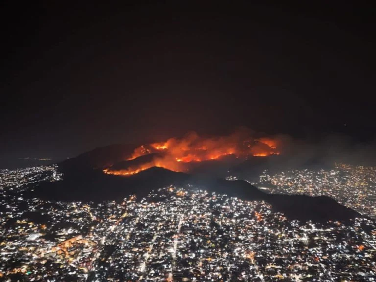 Incendio en Acapulco: A 6 meses del huracán, nuevo desastre amenaza al puerto