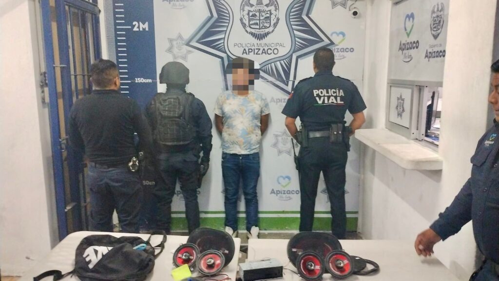 Policía de Apizaco recupera 2 vehículos robados: hay un detenido
